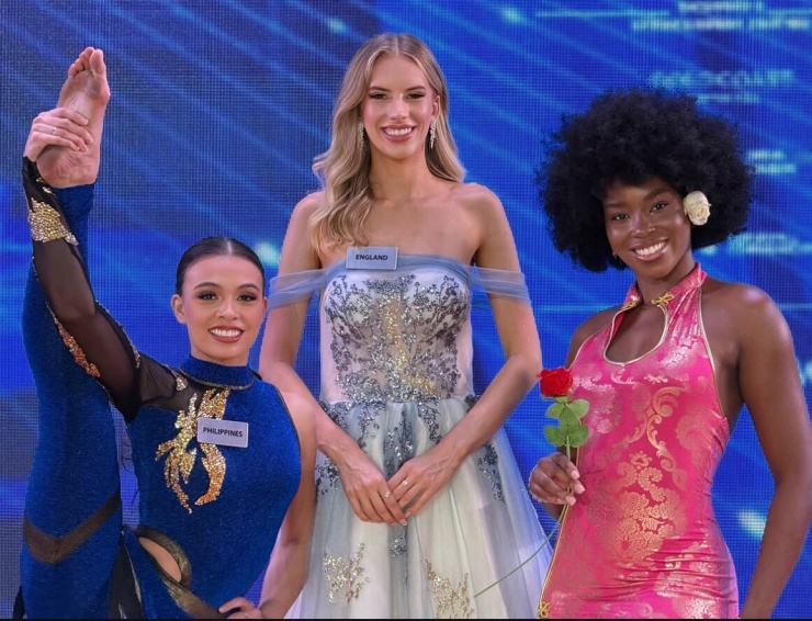 Grace Richardson (giữa) khi lên nhận giải. Ảnh: Miss World