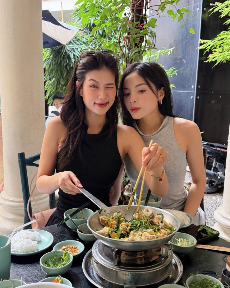 Kỳ Duyên đưa Thiên Ân đi ăn chả cá khi vi vu Hà Nội - 1