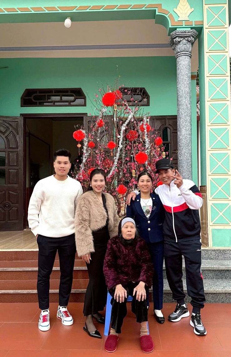 Trương Tiến Anh (áo trắng) bên gia đình, Tết Nguyên Đán, năm 2026. Ảnh: Yến Nhi