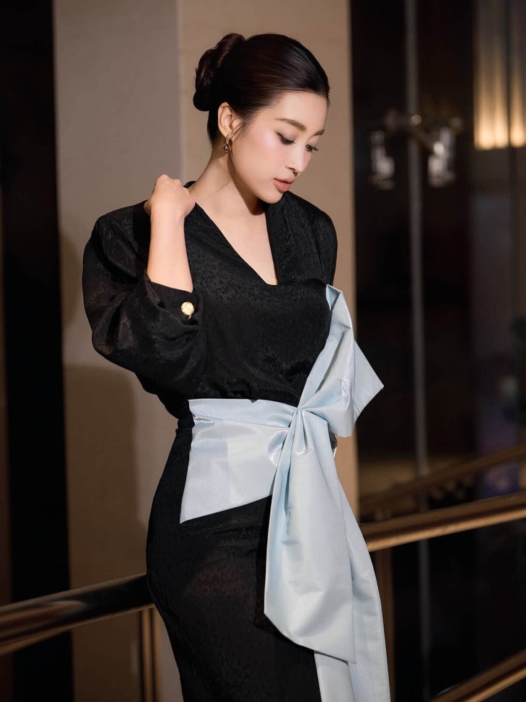 Ảnh sao 26/8: Đỗ Mỹ Linh khoe phong thái 'dâu hào môn' - 5
