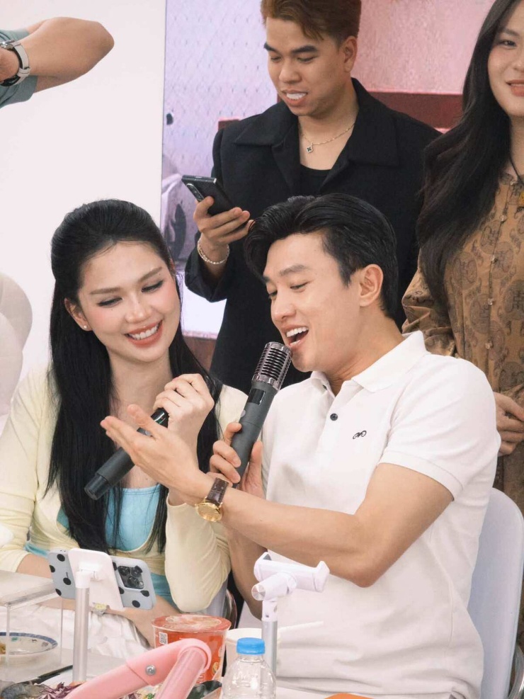 Ảnh sao 26/8: Đỗ Mỹ Linh khoe phong thái 'dâu hào môn' - 6