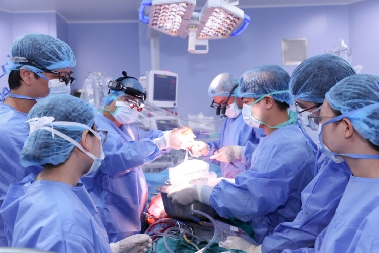Các bác sĩ phẫu thuật ghép tim cho bệnh nhân (Ảnh: BVCC)