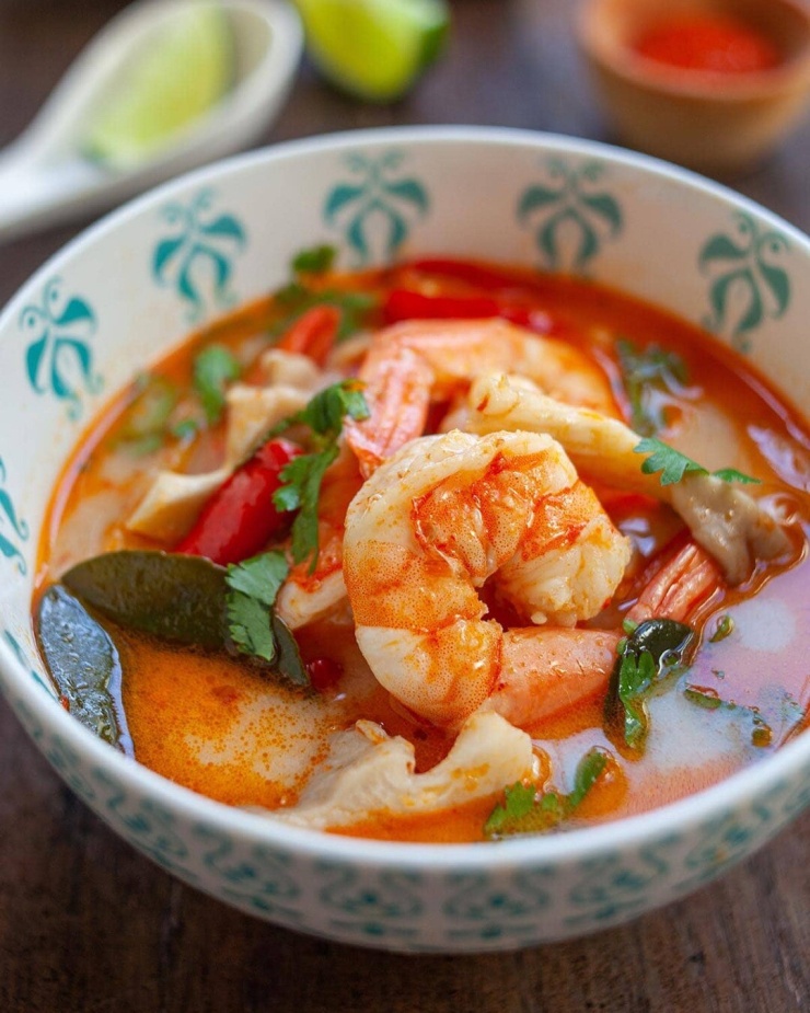 Tom Yum nổi bật với vị chua, cay đặc trưng cùng chút vị béo và hương thơm từ sả, lá chanh. Ảnh: rasamalaysia