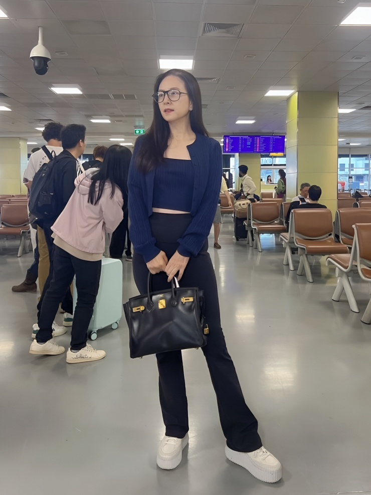 Madam Pang ở sân bay Don Mueang (Thái Lan) trước khi tới Việt Nam hôm 26/8. Ảnh: FBNV