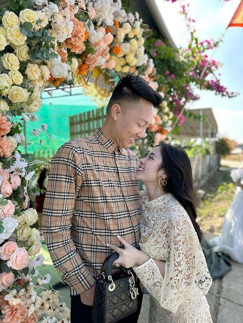 Vợ chồng Huấn Hoa Hồng. Ảnh: FBNV