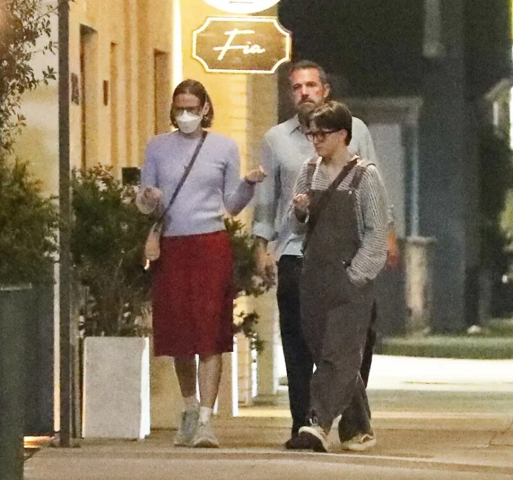 Ben Affleck đưa hai con gái đi ăn tối vào cuối tuần qua. Ảnh: X17