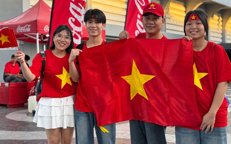 Gia đình Mơ cổ vũ đội tuyển Việt Nam tại SEA Games 31.