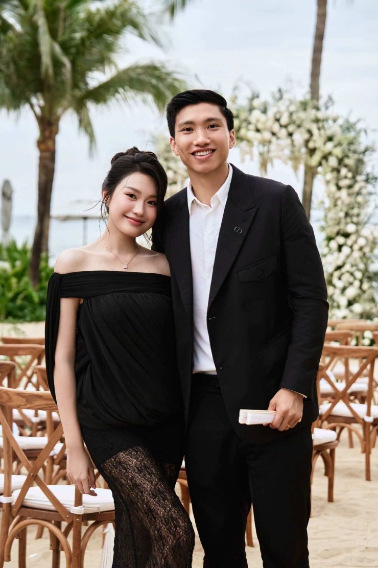Doãn Hải My và Đoàn Văn Hậu bắt đầu công khai hẹn hò từ năm 2020, kết hôn vào tháng 11/2023 và đón con trai đầu lòng vào tháng 5/2024. Sau khi lập gia đình, Hải My vẫn tiếp tục việc học và hiện tham gia chương trình đào tạo thạc sĩ tại Đại học Luật Hà Nội. Còn với Đoàn Văn Hậu, mỗi khi anh thi đấu, phòng khách quen thuộc này lại có thêm một “nhiệm vụ”: trở thành khán đài nhỏ của gia đình. Tối 22/8 vừa qua, nơi đây tiếp tục chứng kiến khoảnh khắc Hải My cùng các thành viên trong nhà theo dõi Văn Hậu và tuyển Việt Nam trong trận đấu trên đất Thái Lan.