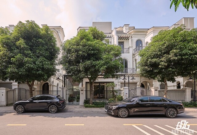 Thời gian gần đây, vợ chồng hậu vệ Đoàn Văn Hậu - Doãn Hải My đã chính thức dọn về căn biệt thự chục tỷ mới xây dựng. Thông tin trên Phụ nữ Mới.