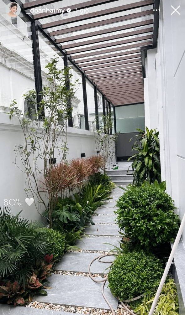  Căn nhà tọa lạc tại một khu đô thị đắt đỏ, được thiết kế hiện đại với tông màu sang trọng, không gian mở thoáng đãng và nội thất tiện nghi. Đây không chỉ là tổ ấm mới của cặp đôi mà còn nhanh chóng trở thành địa điểm tụ họp của bạn bè và người thân.