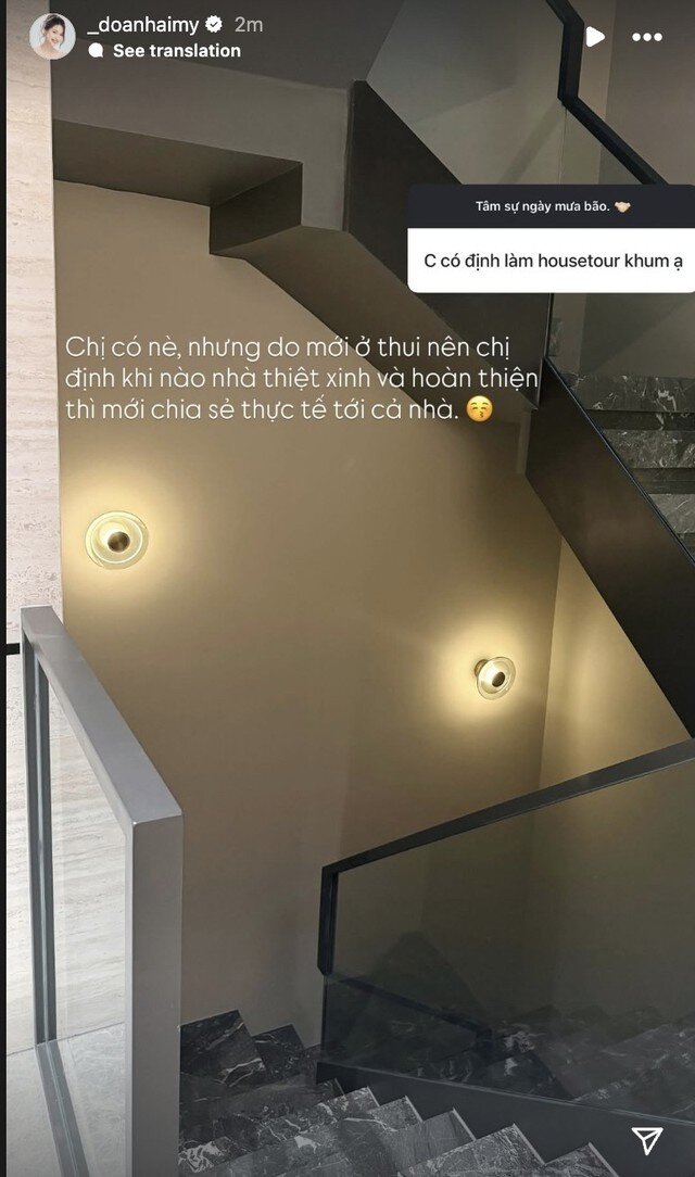Từ góc nhìn phong cách sống, căn biệt thự của Văn Hậu – Hải My thể hiện sự cân bằng giữa sang trọng và bình yên. Không chỉ chú trọng thiết kế hiện đại, họ còn đặt yếu tố thiên nhiên và sự tiện nghi lên hàng đầu, để ngôi nhà trở thành nơi các thành viên tìm thấy sự thoải mái, an yên sau những ngày bận rộn.