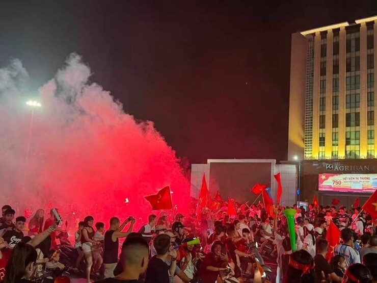Triệu fan Việt Nam "đi bão" ăn mừng vô địch AFF Cup, cả nước tưng bừng mở hội - 1