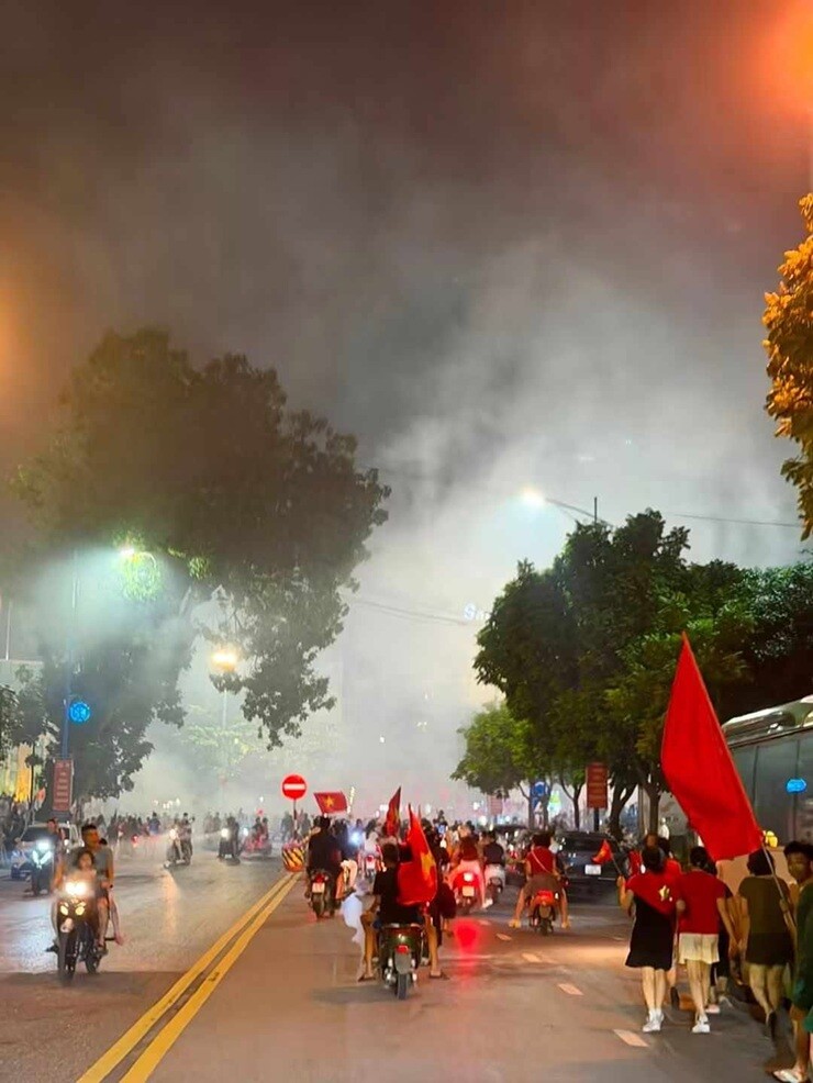 Triệu fan Việt Nam "đi bão" ăn mừng vô địch AFF Cup, cả nước tưng bừng mở hội - 3