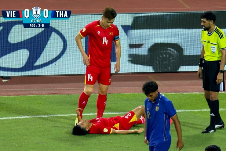 Văn Vĩ bất ngờ bị đau
