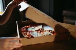 Chơi khăm online: Đặt bừa hàng trăm chiếc pizza, người đàn ông đối mặt án tù