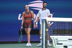 Nữ số 1 thế giới bị chỉ trích vì mặc "như không" đánh cặp cùng Djokovic ở US Open