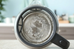Nước pha sữa đã đun sôi vẫn còn cặn: Ông bố kỹ sư quyết định làm gì?