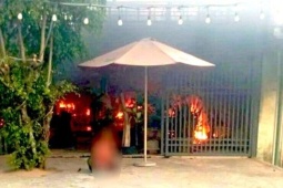 Người đàn ông dùng xăng đốt nhà rồi ôm giữ người phụ nữ bên trong