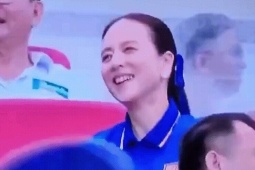 Madam Pang cười bất lực khi cầu thủ Thái Lan sút hỏng phạt đền