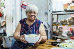 Quán bún mọc chân giò mỗi ngày chỉ bán 20 bát của cụ bà U90