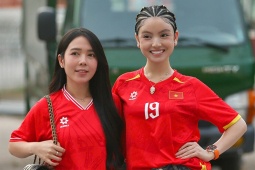 Vợ Quang Hải khoe tóc lạ đến sân cổ vũ chồng, dàn fan nữ xinh đẹp "hâm nóng" Mỹ Đình