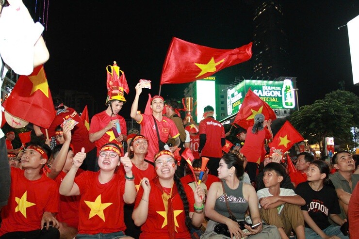 Triệu fan Việt Nam "đi bão" ăn mừng vô địch AFF Cup, cả nước tưng bừng mở hội - 10