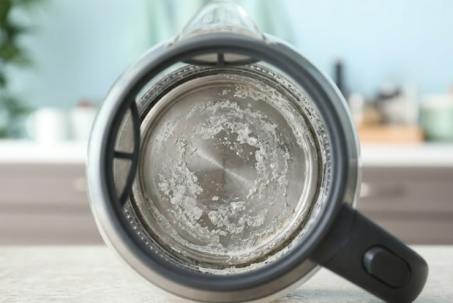 Nước pha sữa đã đun sôi vẫn còn cặn: Ông bố kỹ sư quyết định làm gì?