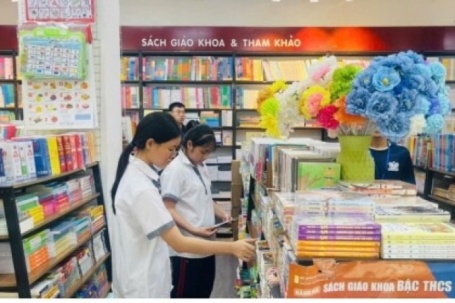 Vì sao sát hạn 30/8, phụ huynh Hà Nội vẫn đỏ mắt đi tìm sách?