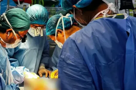 Vỡ tinh hoàn sau khi bị đá trúng vùng kín