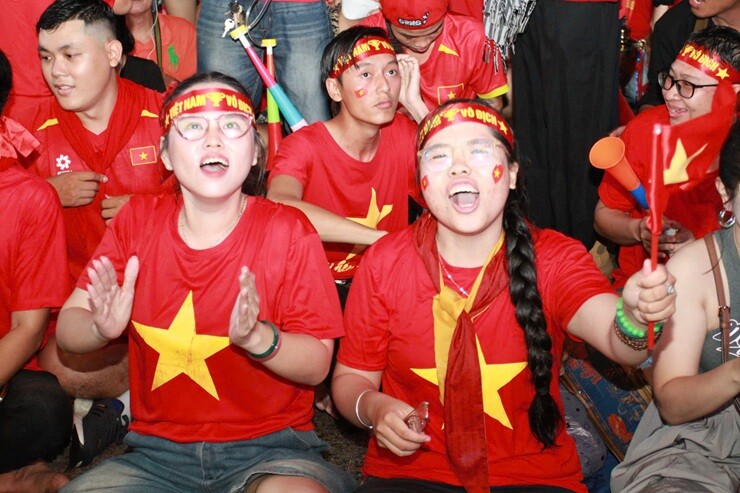 Triệu fan Việt Nam "đi bão" ăn mừng vô địch AFF Cup, cả nước tưng bừng mở hội - 11