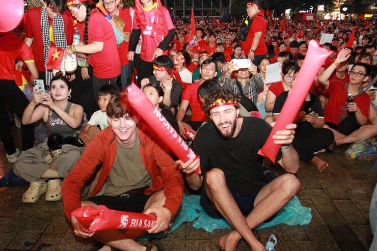 Triệu fan Việt Nam "đi bão" ăn mừng vô địch AFF Cup, cả nước tưng bừng mở hội - 12