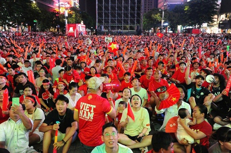 Triệu fan Việt Nam "đi bão" ăn mừng vô địch AFF Cup, cả nước tưng bừng mở hội - 13