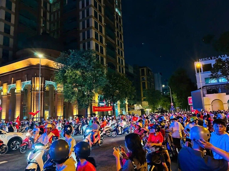 Triệu fan Việt Nam "đi bão" ăn mừng vô địch AFF Cup, cả nước tưng bừng mở hội - 8