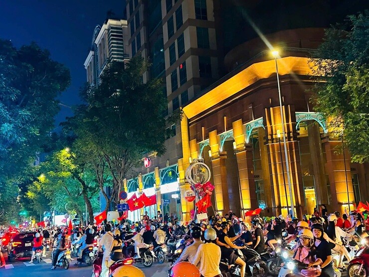 Triệu fan Việt Nam "đi bão" ăn mừng vô địch AFF Cup, cả nước tưng bừng mở hội - 9