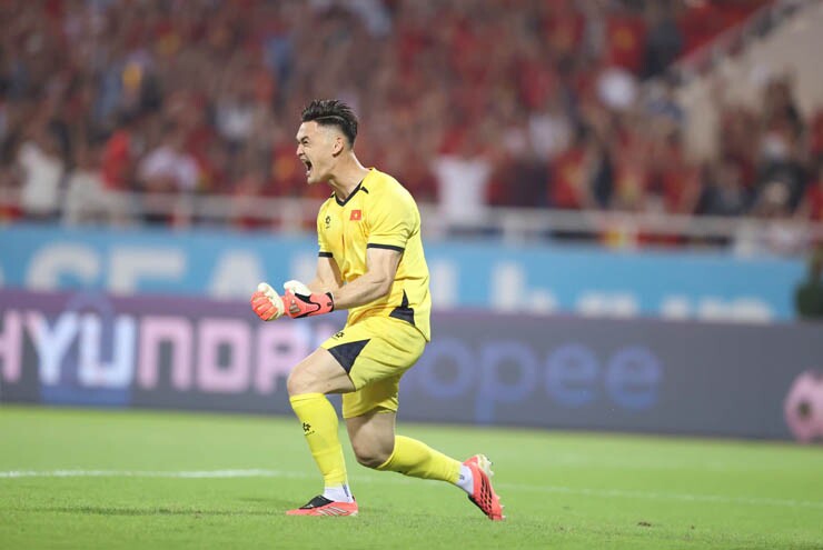 Patrik Lê Giang ăn mừng cuồng nhiệt sau pha bỏ lỡ đó, bởi đó không khác gì cơ hội vô địch của ĐT Việt Nam được thắp sáng rực.&nbsp;