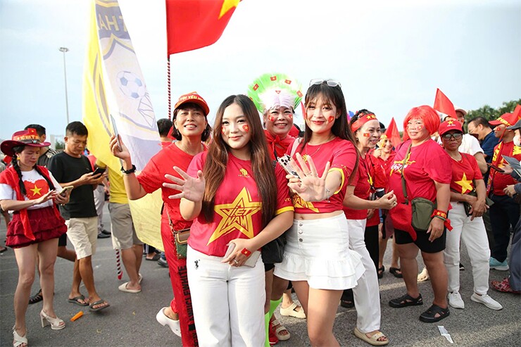 Trực tiếp CĐV phủ đỏ Mỹ Đình, “tiếp lửa” thầy trò Kim Sang Sik đấu Thái Lan - 17