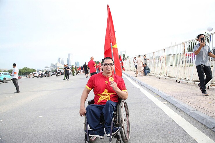 Trực tiếp CĐV phủ đỏ Mỹ Đình, “tiếp lửa” thầy trò Kim Sang Sik đấu Thái Lan - 16
