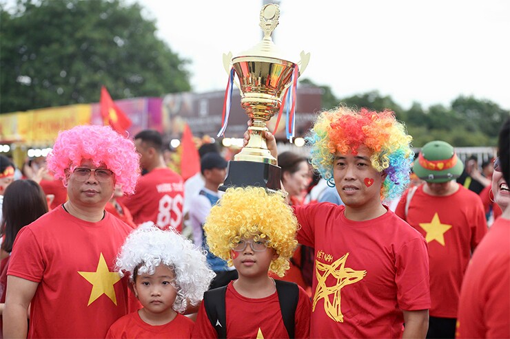 Trực tiếp CĐV phủ đỏ Mỹ Đình, “tiếp lửa” thầy trò Kim Sang Sik đấu Thái Lan - 7