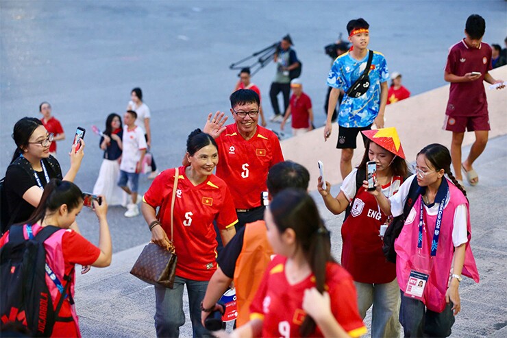 Trực tiếp CĐV phủ đỏ Mỹ Đình, “tiếp lửa” thầy trò Kim Sang Sik đấu Thái Lan - 2