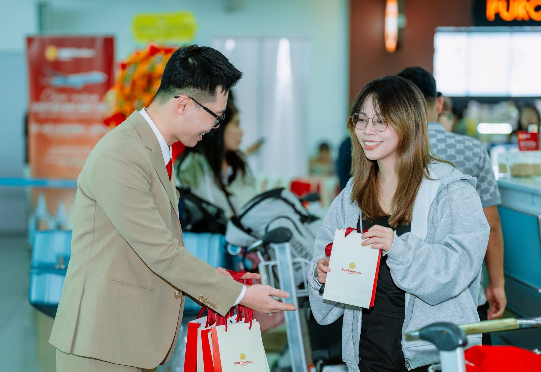 Du khách nhận quà chào mừng từ hãng
