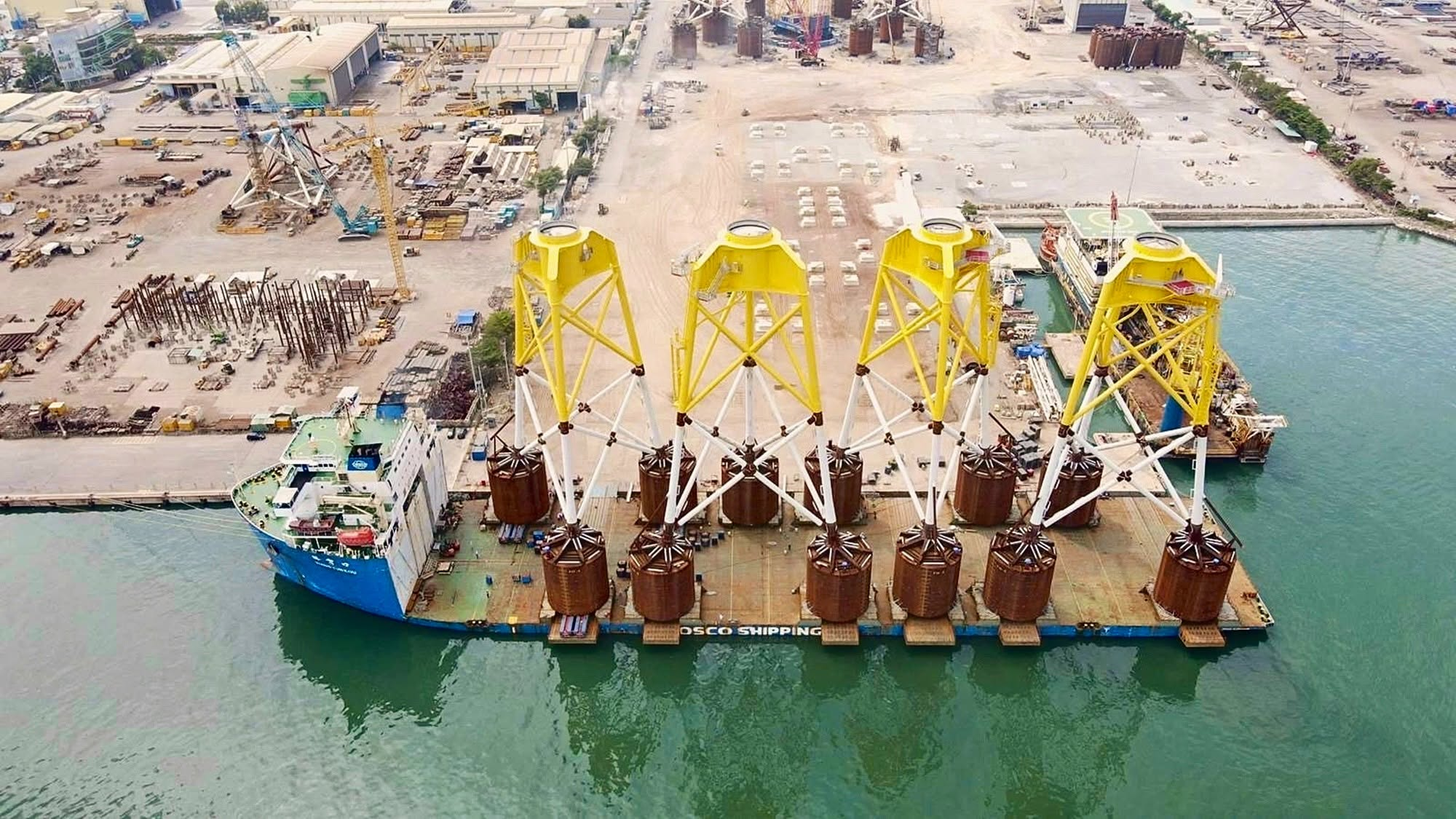 Các cấu kiện chân đế cho CHW2204 được PPL hoàn thành hạ thủy (load-out) tại cảng PV Shipyard tháng 11/2024