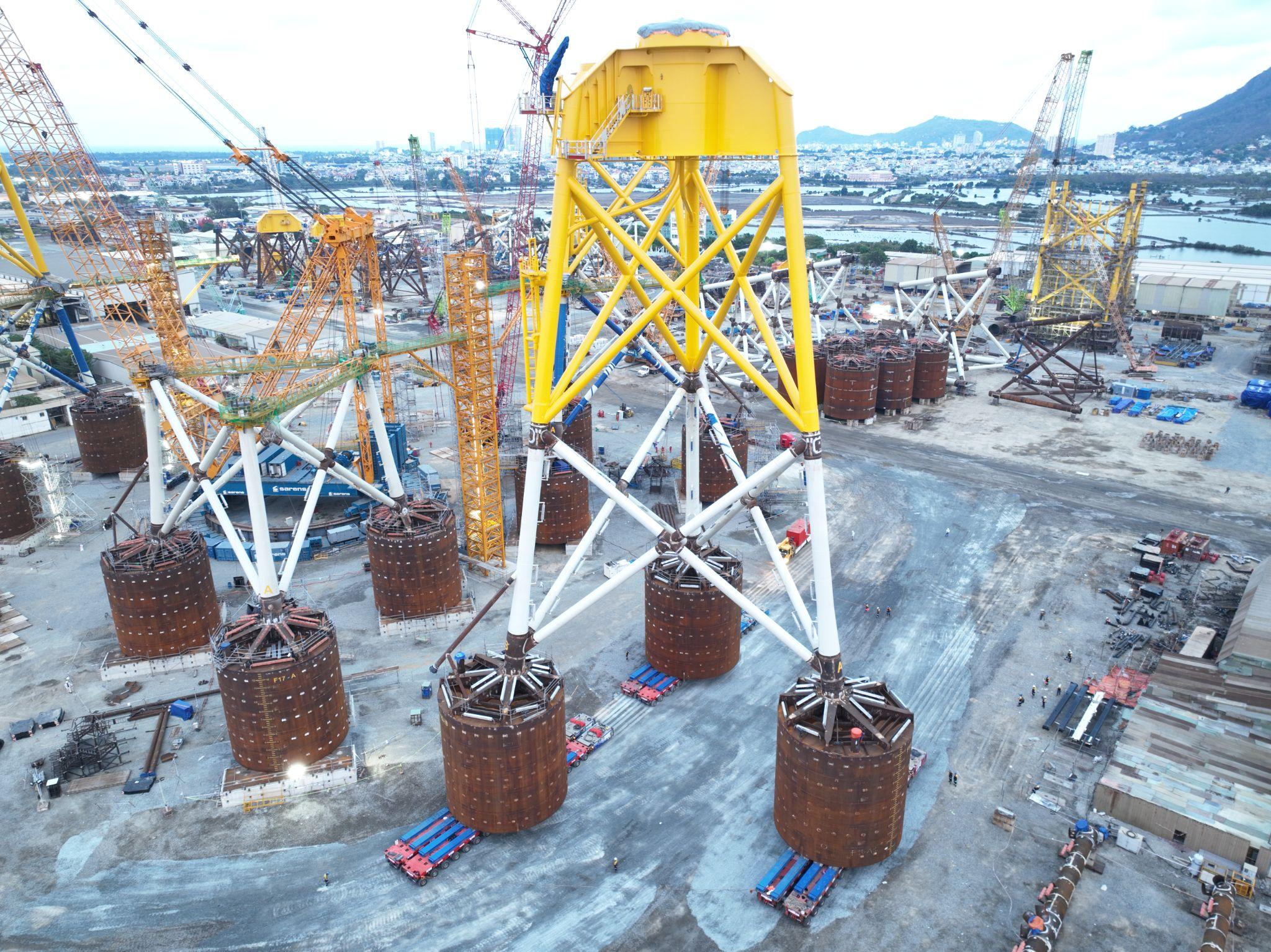 Chân đế điện gió ngoài khơi của dự án Greater Changhua Offshore Wind Farm 2b&4 được site-move bằng thiết bị chuyên dụng SPMT