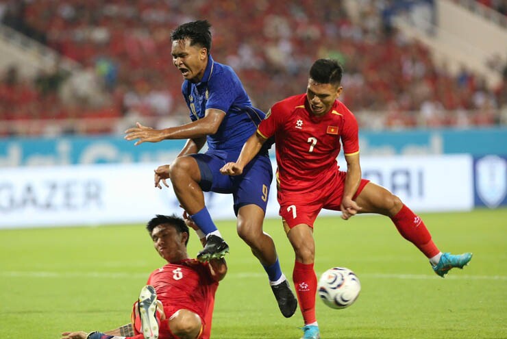 Ngoài pha bóng này, ĐT Việt Nam còn không ít lần đối diện với sức ép đối phương nhưng may mắn không nhận thêm bàn thua trong hiệp một.&nbsp;