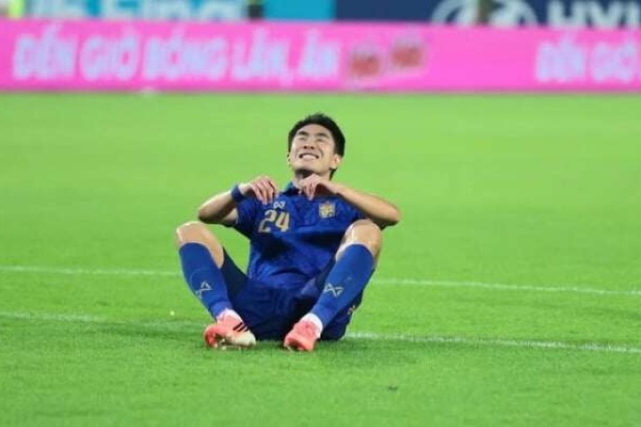 CĐV Thái Lan  khủng bố  2 cầu thủ đá phản lưới nhà trước ĐT Việt Nam