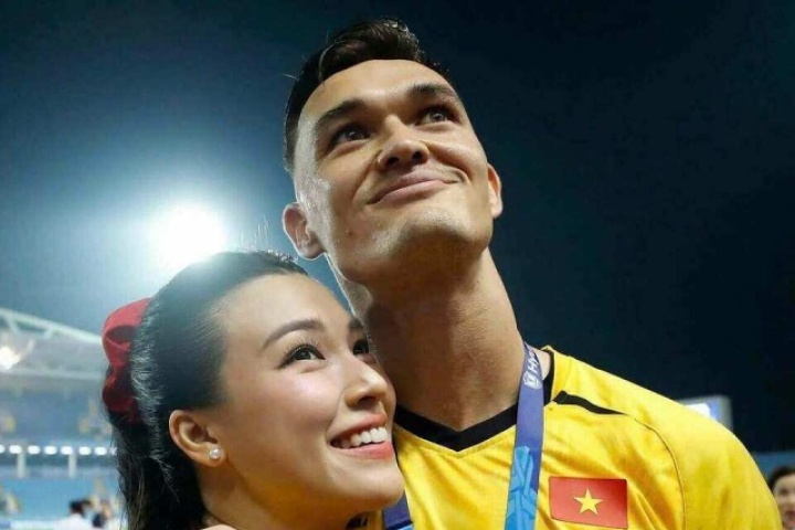 Thủ môn Lê Giang Patrik ôm MC Hoàng Oanh ăn mừng Việt Nam chiến thắng