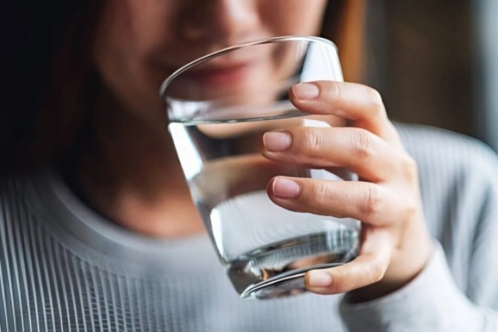 Giảm trí nhớ, đi lại khó khăn vì chỉ uống nước trong 15 ngày để giảm cân