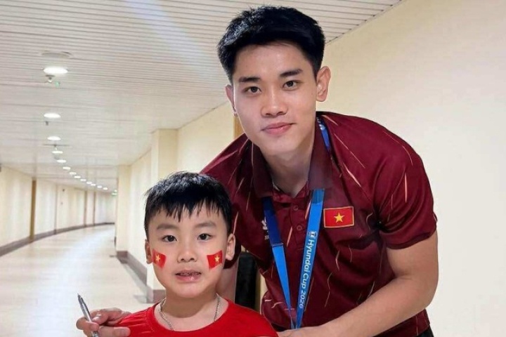 Con trai Hòa Minzy chờ đến nửa đêm để gặp Đình Bắc