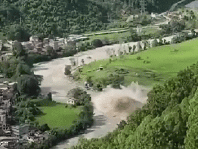 Dòng lũ 'xóa sổ' cả ngôi làng ở Nepal chỉ trong vài giây