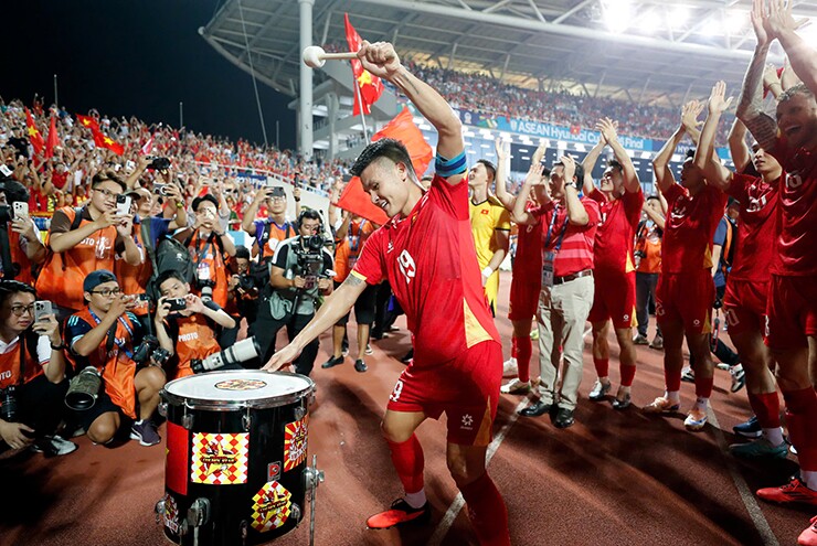 Quang Hải từ "nhạc công" đánh đàn tới nhạc trưởng đánh trống ăn mừng vô địch AFF Cup
