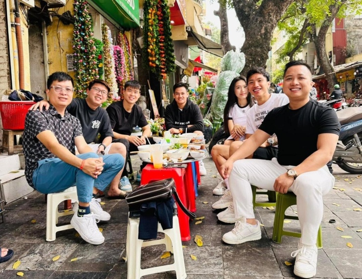 Duy Mạnh, Quế Ngọc Hải, Văn Hậu, Văn Toàn,... từng ghé quán ngan cháy tỏi Thủy Lương theo nhóm sau các đợt tập trung đội tuyển hoặc những trận đấu tại V-League